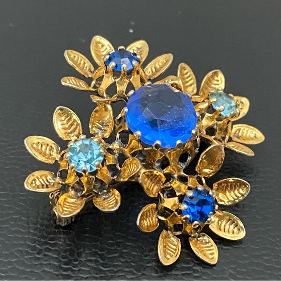 Vintage Austrian Crystal Ornate Gold Tone Filigree Blue Crystal Brooch 6.5g - Picture 7 of 15